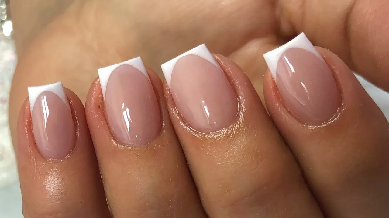 Zdjęcie Manicure french - co to jest i jak go wykonać? Poradnik