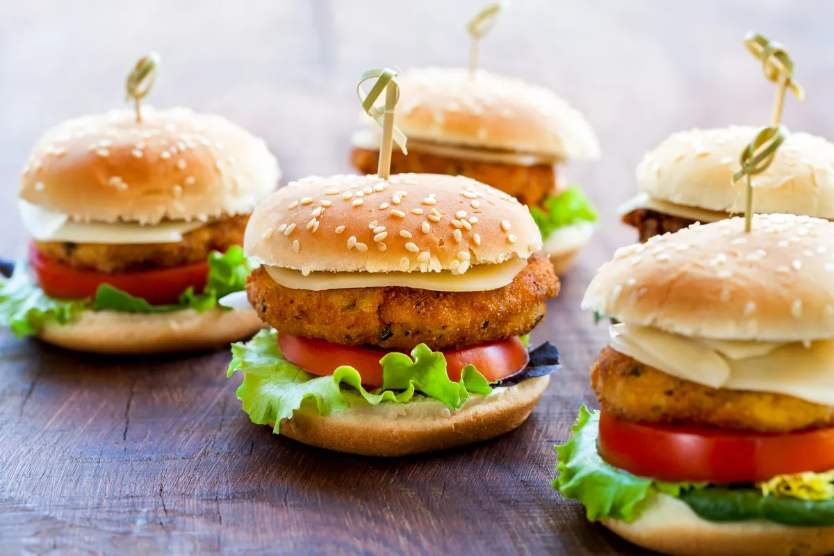 Zdjęcie Jak podgrzać bułki do hamburgerów z Biedronki, by były idealne?