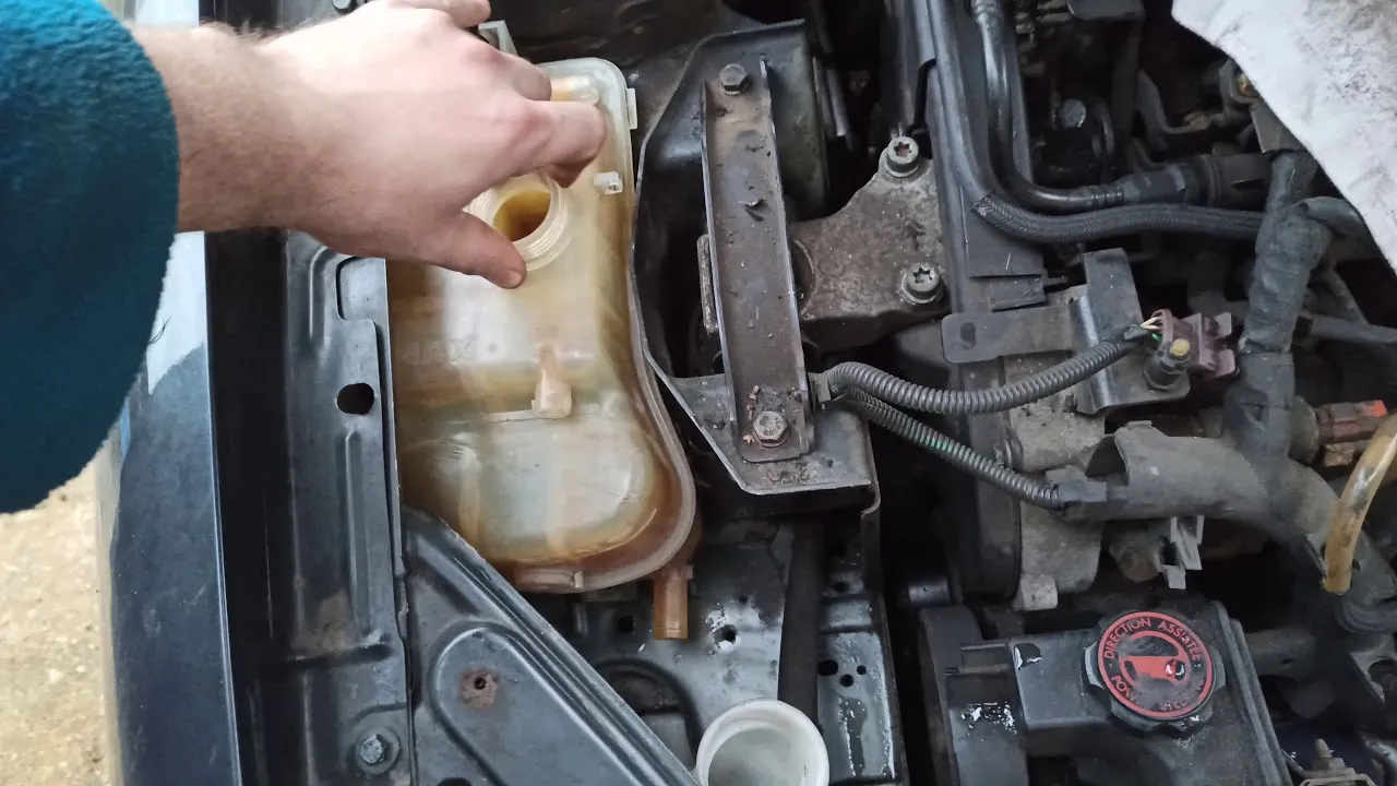 Zdjęcie Ile wchodzi płynu do chłodnicy Citroen Xsara i jak uniknąć problemów