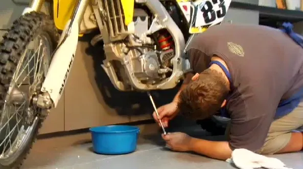 Zdjęcie Ile kosztuje wymiana oleju w motocyklu? Sprawdź, by uniknąć wysokich kosztów