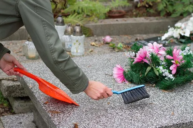 Zdjęcie Jak usunąć chwasty na cmentarzu bez uszkadzania nagrobków