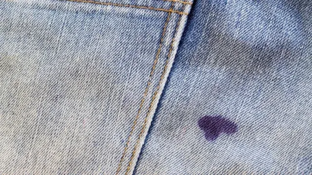 Zdjęcie Jak zmyć marker z bluzy? Skuteczne metody na trudne plamy