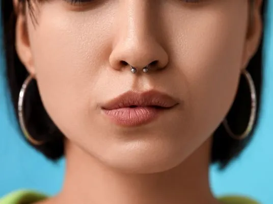 Zdjęcie Kolczyk w nosie co i jak: uniknij bólu i zainwestuj w profesjonalizm