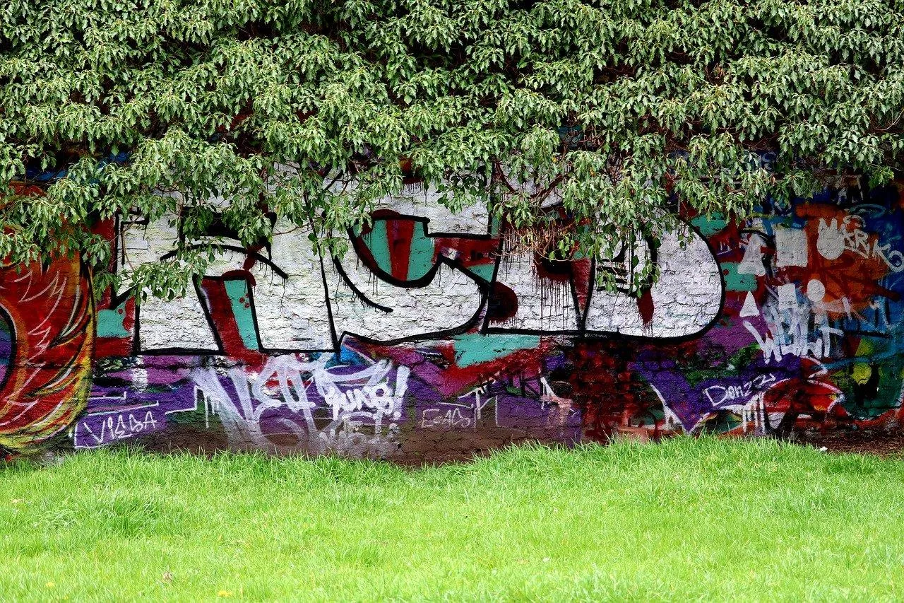 Zdjęcie Czy można pomalować klej na elewacji? Poznaj fakty i metody