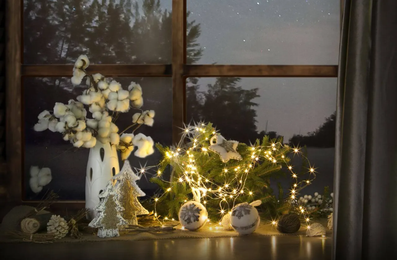 Zdjęcie Jak ozdobić parapet w salonie – 10 kreatywnych pomysłów na dekorację