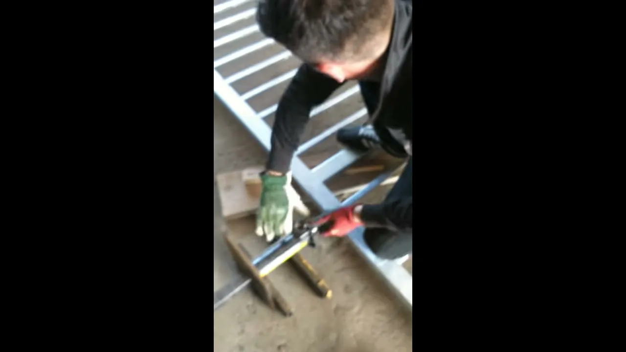 Zdjęcie Jak wyprostować słupek bramy - skuteczne metody naprawy krok po kroku
