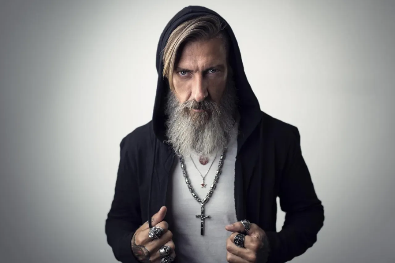 Zdjęcie Jak nosić naszyjnik męski: stylowe porady, które musisz znać
