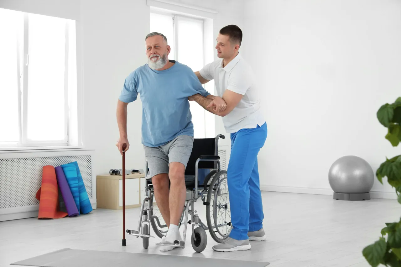 Zdjęcie Ile trwa rehabilitacja po operacji biodra? Poznaj kluczowe czynniki
