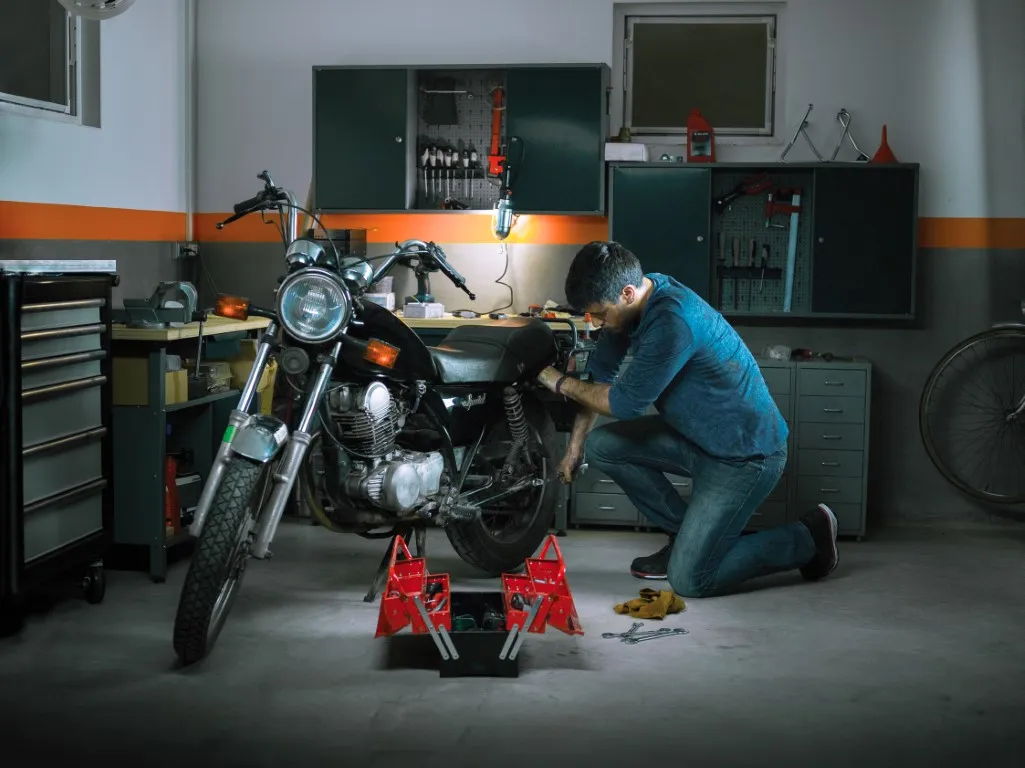 Zdjęcie Ile zarabia mechanik motocyklowy? Sprawdź, czy to opłacalny zawód w Polsce