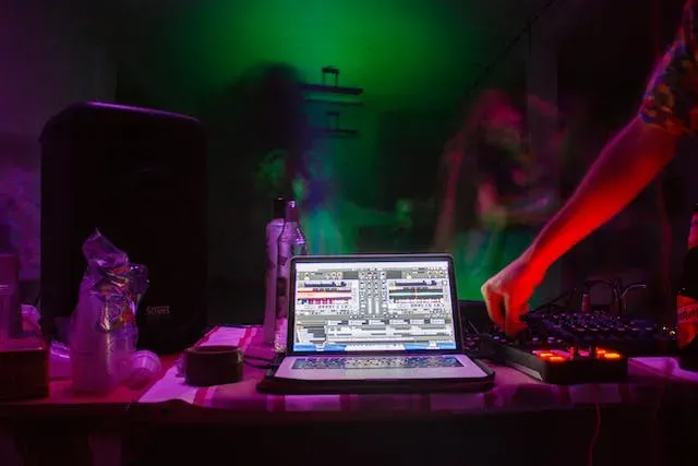Zdjęcie Ile bierze DJ Hazel za występ? Odkryj zaskakujące stawki!