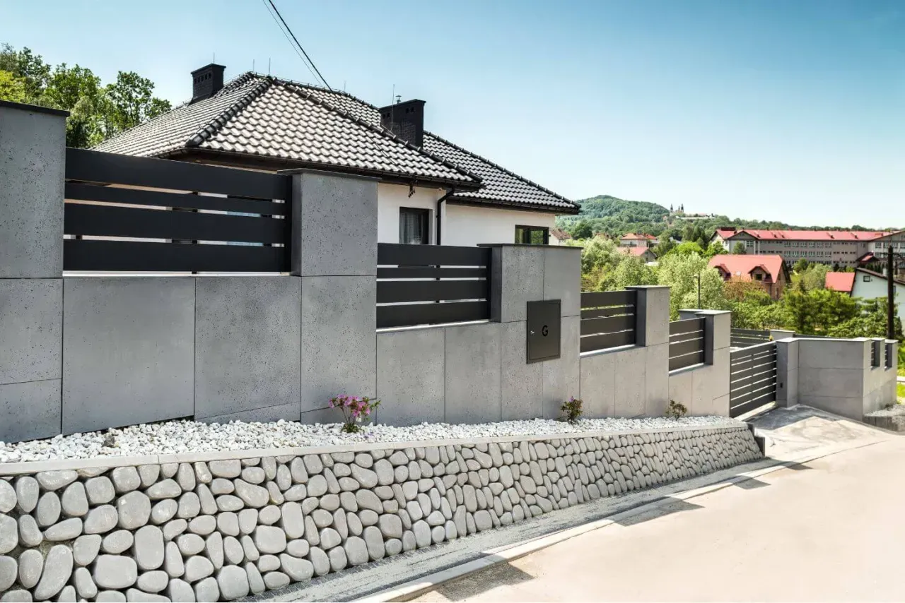 Zdjęcie Jak zrobić ogrodzenie z betonu architektonicznego - krok po kroku i bez błędów