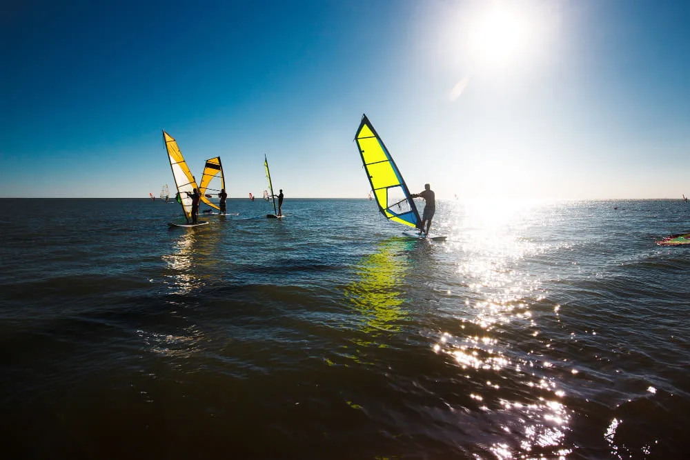 Zdjęcie Co to jest windsurfing? Poznaj pasjonujący świat sportów wodnych