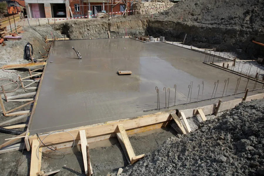 Zdjęcie Cement z wodą bez dodatków - Dowiedz się czy w ogóle jest to możliwe