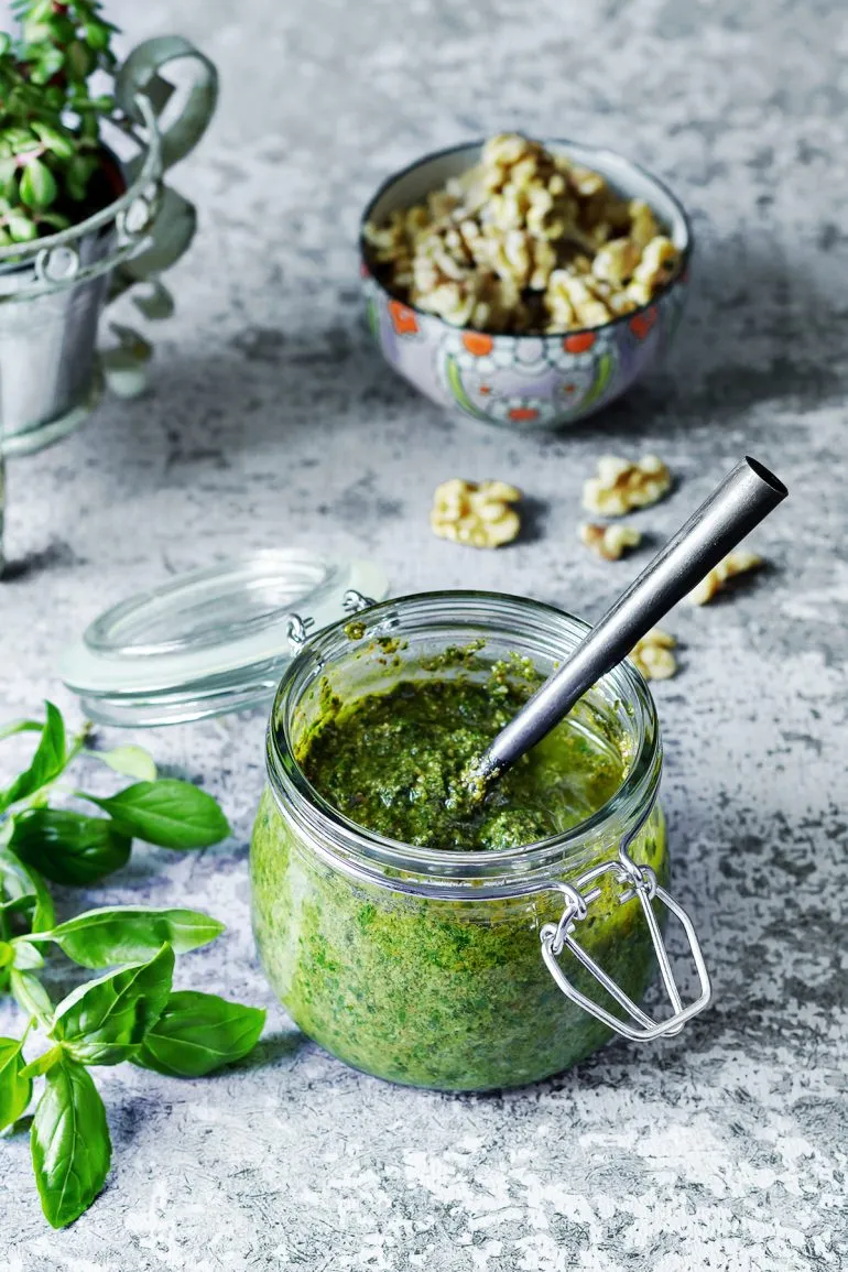 Zdjęcie Czy pesto można jeść na zimno? Odkryj jego smak i zastosowanie
