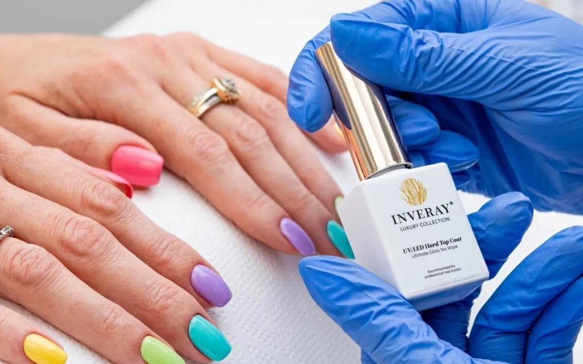 Zdjęcie Ile trwa manicure hybrydowy w salonie? Poznaj czynniki wpływające na czas
