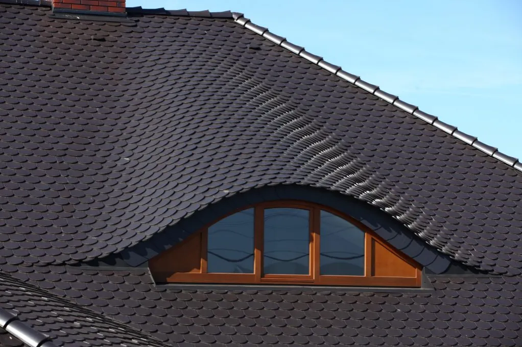 Zdjęcie Jak położyć dachówkę karpiówkę i uniknąć błędów na dachu?