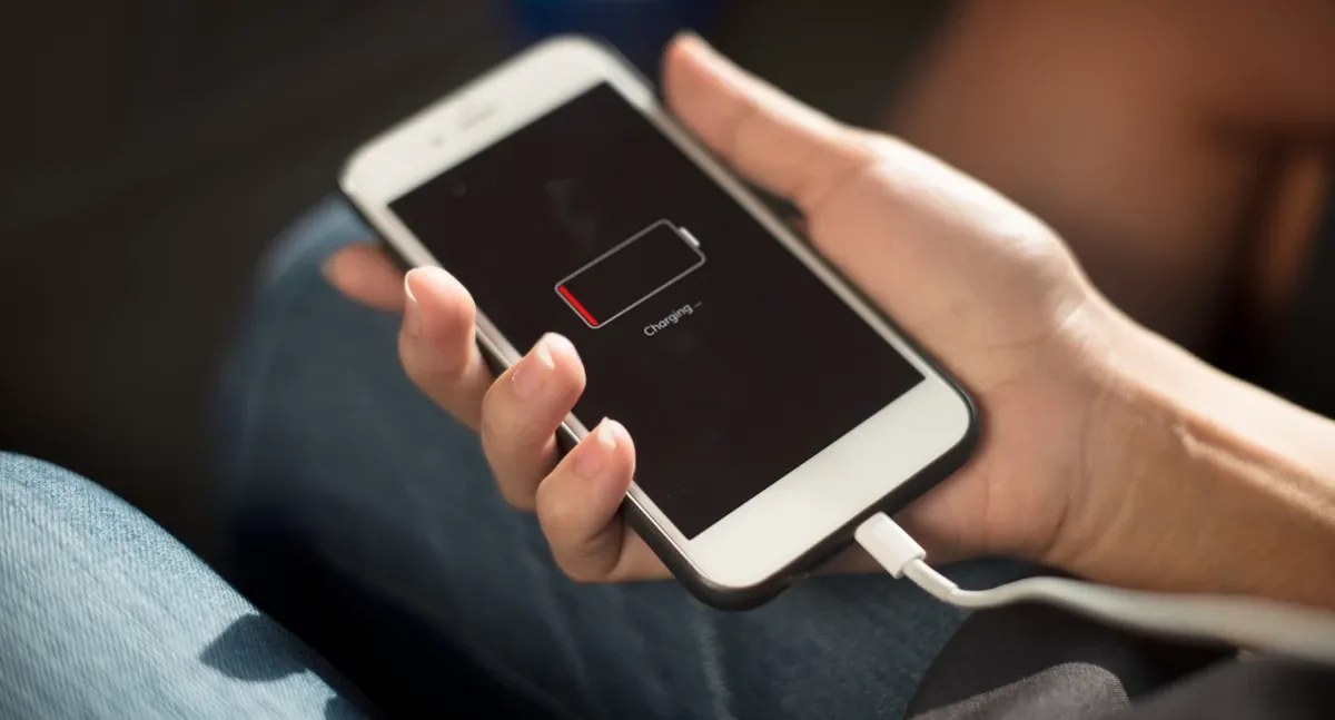 Zdjęcie Ile kosztuje wymiana baterii w iPhone 12? Sprawdź ukryte koszty