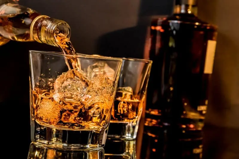 Zdjęcie Jakie przekąski do whisky? Odkryj najlepsze połączenia smakowe