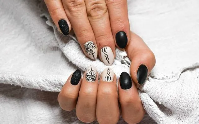 Zdjęcie Jak pomalować paznokcie hybrydą: 9 kroków do perfekcyjnego manicure