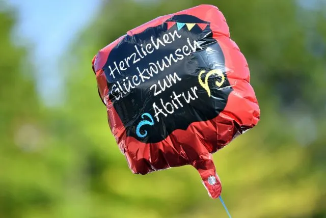 Zdjęcie Lustige Abitur Sprüche für unvergessliche Abschiedsfeiern und Lacher