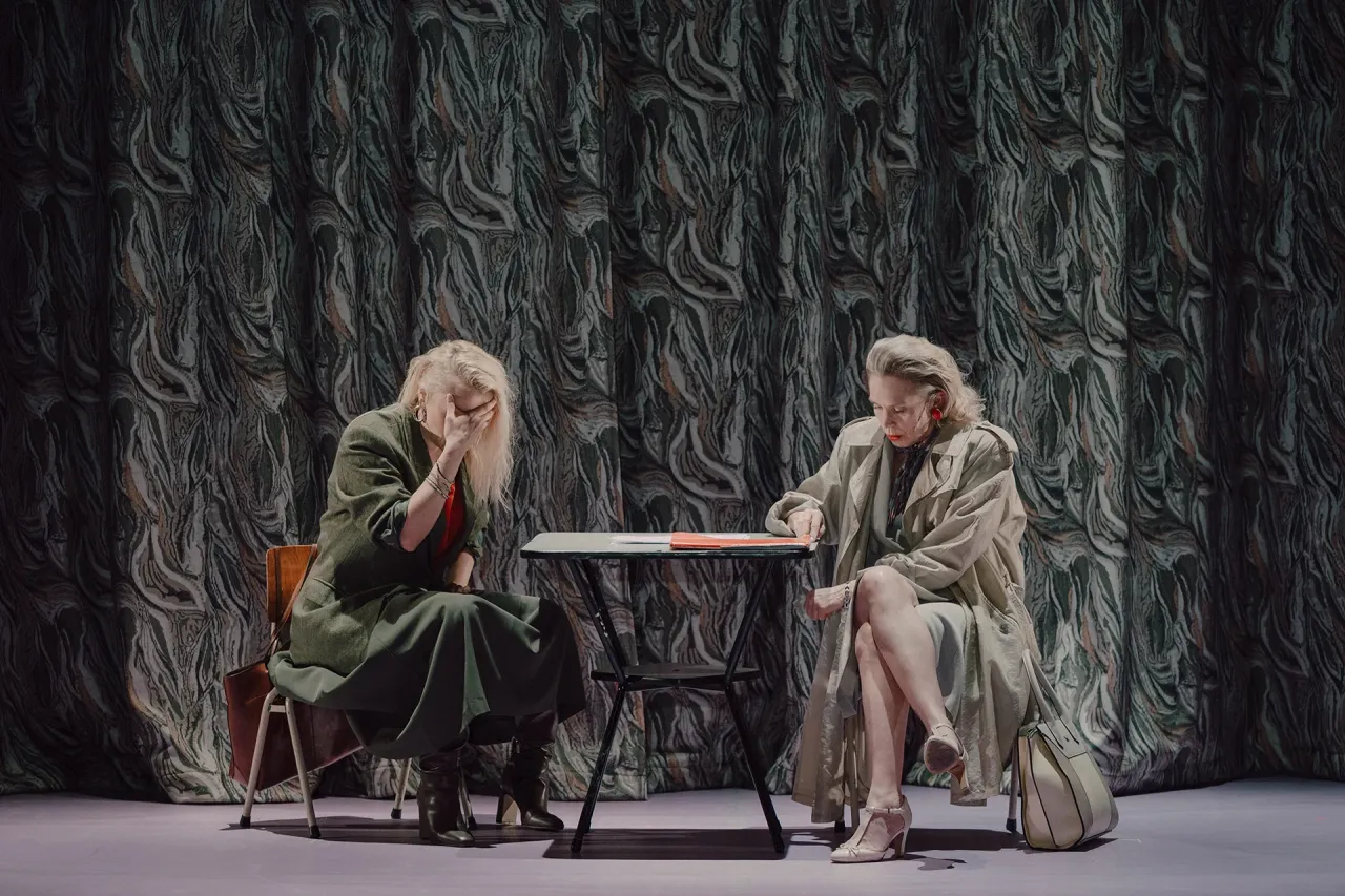 Zdjęcie Miesięcznik teatr – historia, recenzje i wpływ na kulturę w Polsce