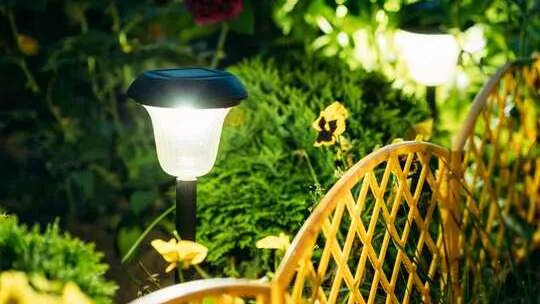 Zdjęcie Jak naprawić lampki solarne ogrodowe - uniknij najczęstszych problemów