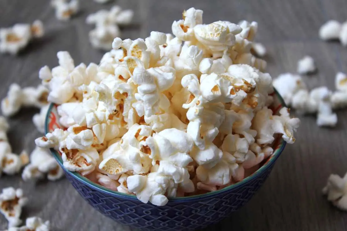 Zdjęcie Kto wynalazł popcorn? Historia, która zaskoczy każdego miłośnika przekąsek