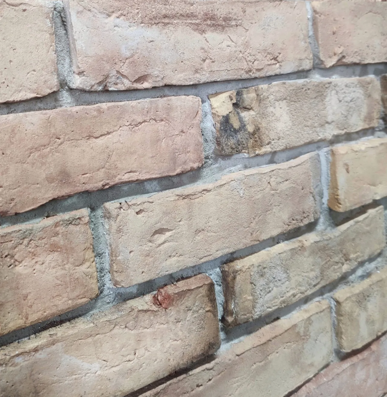Zdjęcie Jak bezpiecznie usunąć starą zaprawę z cegły bez uszkodzeń i kosztownych napraw