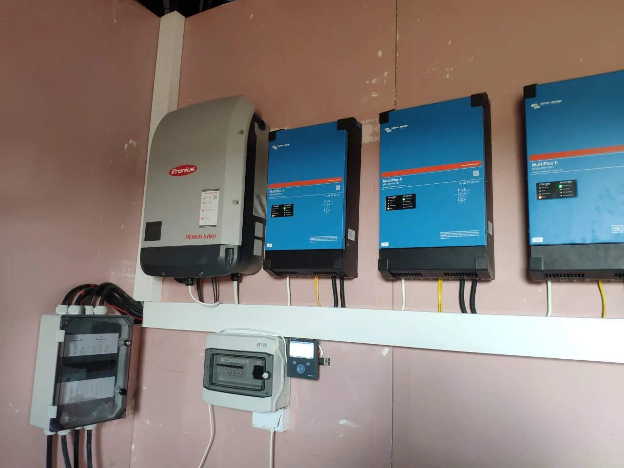 Zdjęcie Ile bierze elektryk za podłączenie fotowoltaiki? Zobacz ceny i czynniki wpływające na koszt