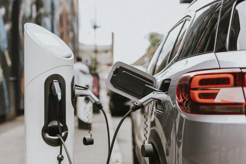 Zdjęcie Ile czasu ładuje się samochód elektryczny? Sprawdź, co musisz wiedzieć