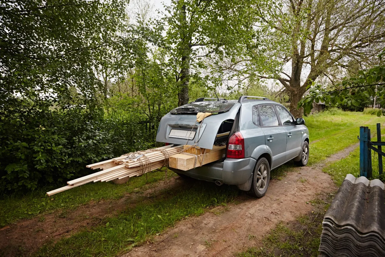 Zdjęcie Ile może wystawać koło w samochodzie osobowym? Uniknij mandatów!