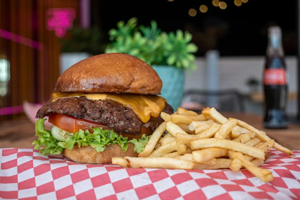 Zdjęcie Co to smash burger i dlaczego warto go spróbować w Polsce