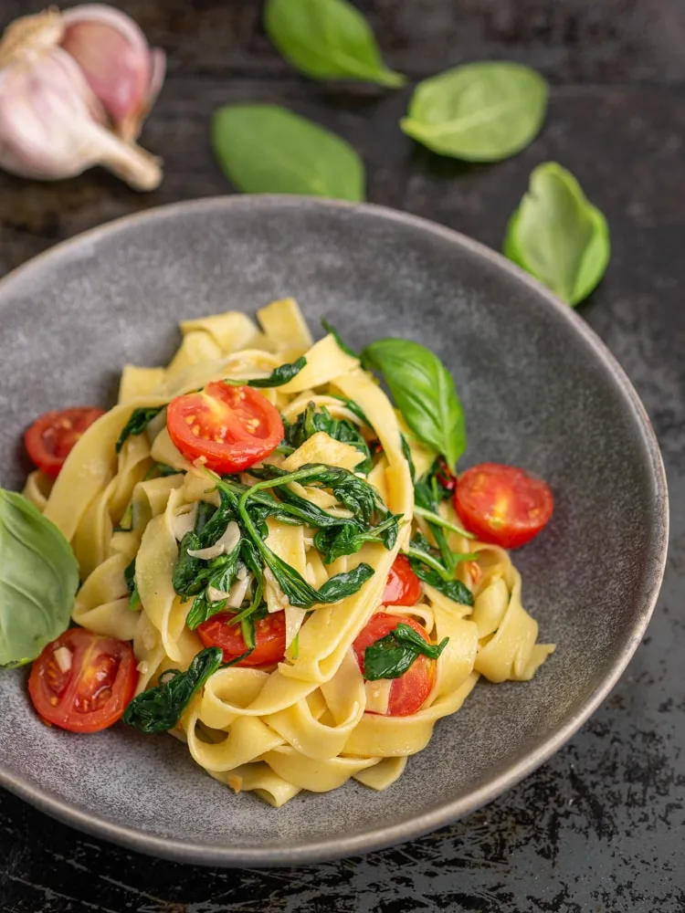 Zdjęcie Prosty przepis na spaghetti ze szpinakiem i pomidorami, który zachwyci