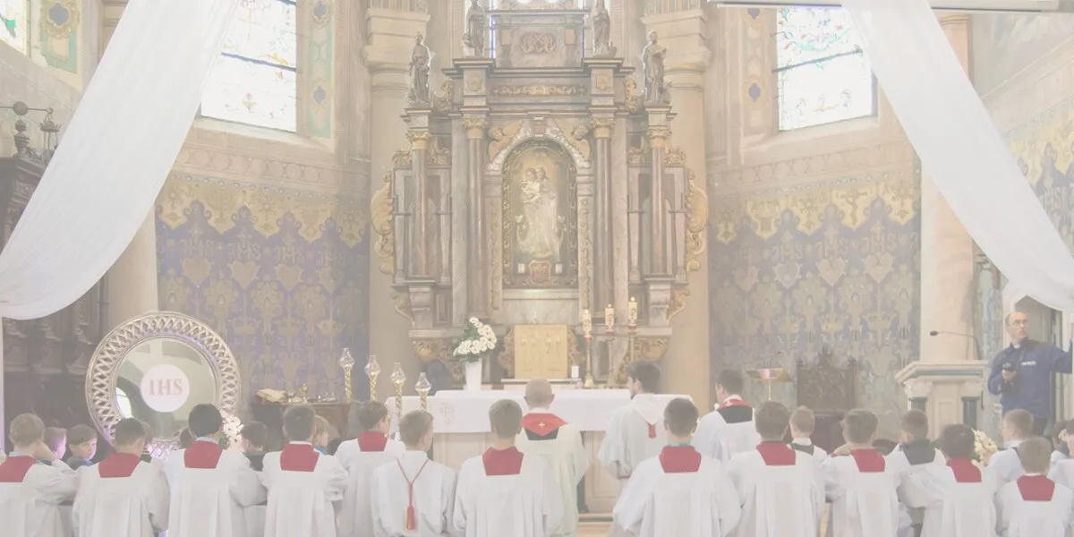 Zdjęcie Ile trwa msza 15 sierpnia? Odkryj czas trwania i różnice w parafiach