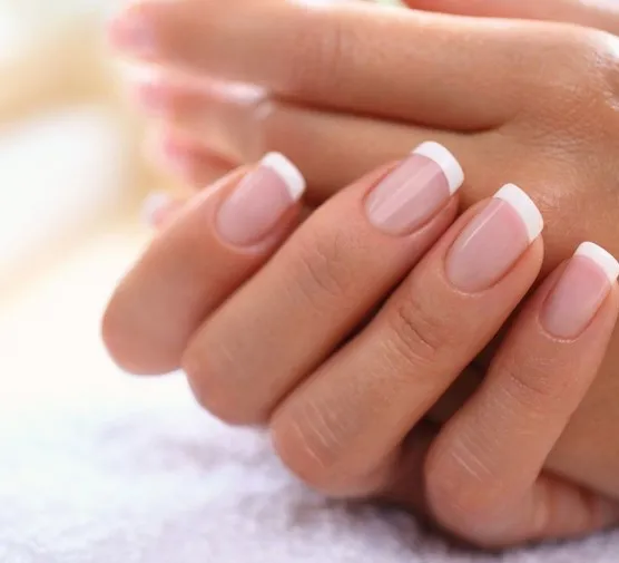 Zdjęcie Manicure hybrydowy french – co to jest, jak wygląda i jakie ma zalety?