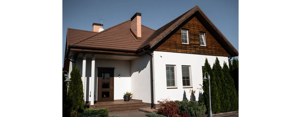 Zdjęcie Jakie kolory elewacji do ceglastego dachu i białych okien wybrać?