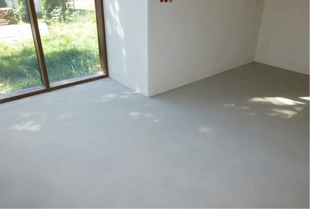 Zdjęcie Jak długo podlewać wylewkę z miksokreta, aby uniknąć pęknięć?