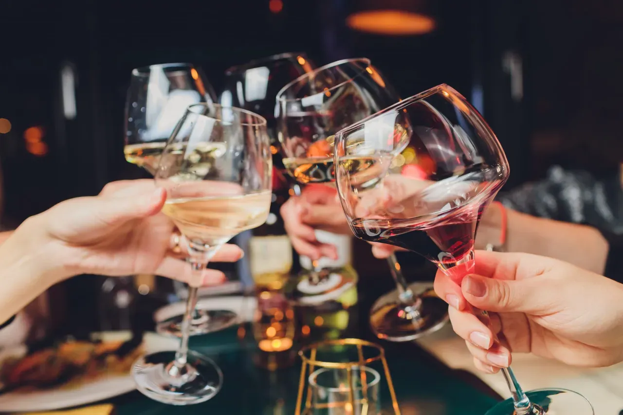 Zdjęcie Czy można pić alkohol przy nadczynności tarczycy? Poznaj ryzyko zdrowotne