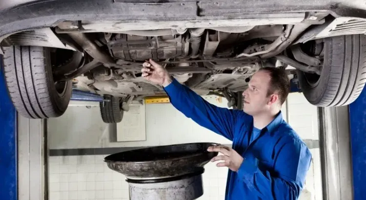 Zdjęcie Jak prawidłowo wypełnić karteczkę wymiany oleju w aucie