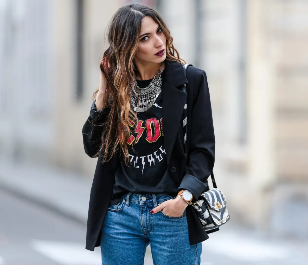 Zdjęcie Rockowa stylizacja: stwórz wyjątkowy look, który przyciągnie uwagę!
