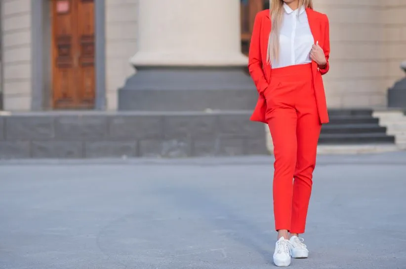 Zdjęcie Czerwone spodnie damskie z czym nosić - stylizacje, które zachwycą każdego