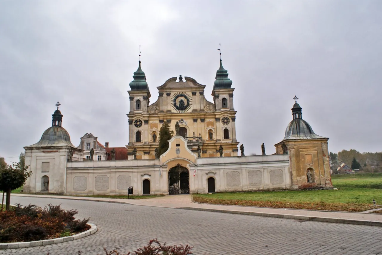 Zdjęcie Krosno sanktuarium: odkryj jego niezwykłą historię i godziny otwarcia