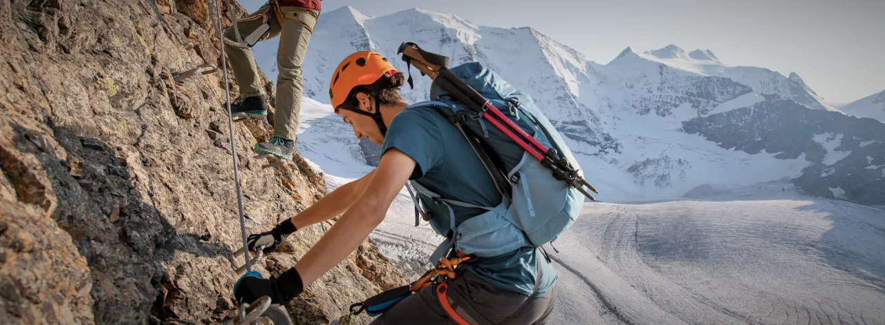Zdjęcie Jak przymocować kije trekkingowe do plecaka, by nie zgubić ich w trasie