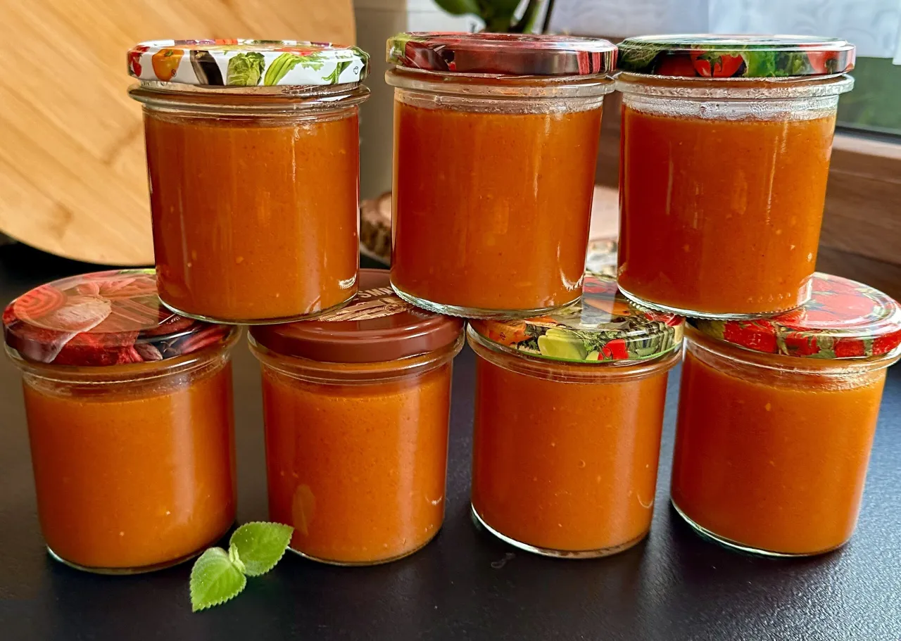 Zdjęcie Sos do spaghetti z cukinii i pomidorów do słoików – łatwy przepis na zimę