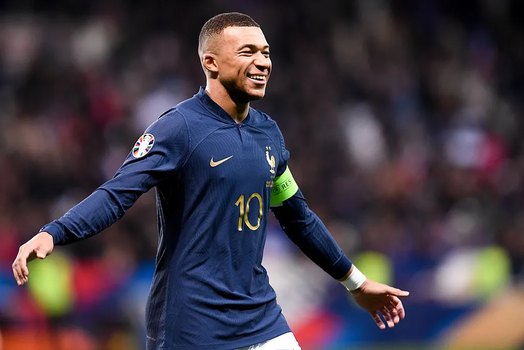 Zdjęcie W jakim kraju gra Mbappe? Oto zaskakujące fakty o jego karierze