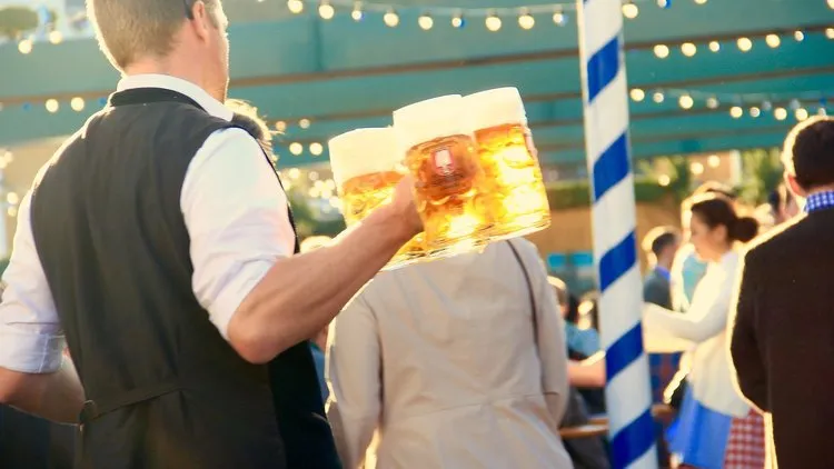 Zdjęcie Ile zarabia kelner w hotelu? Zaskakujące fakty o wynagrodzeniach