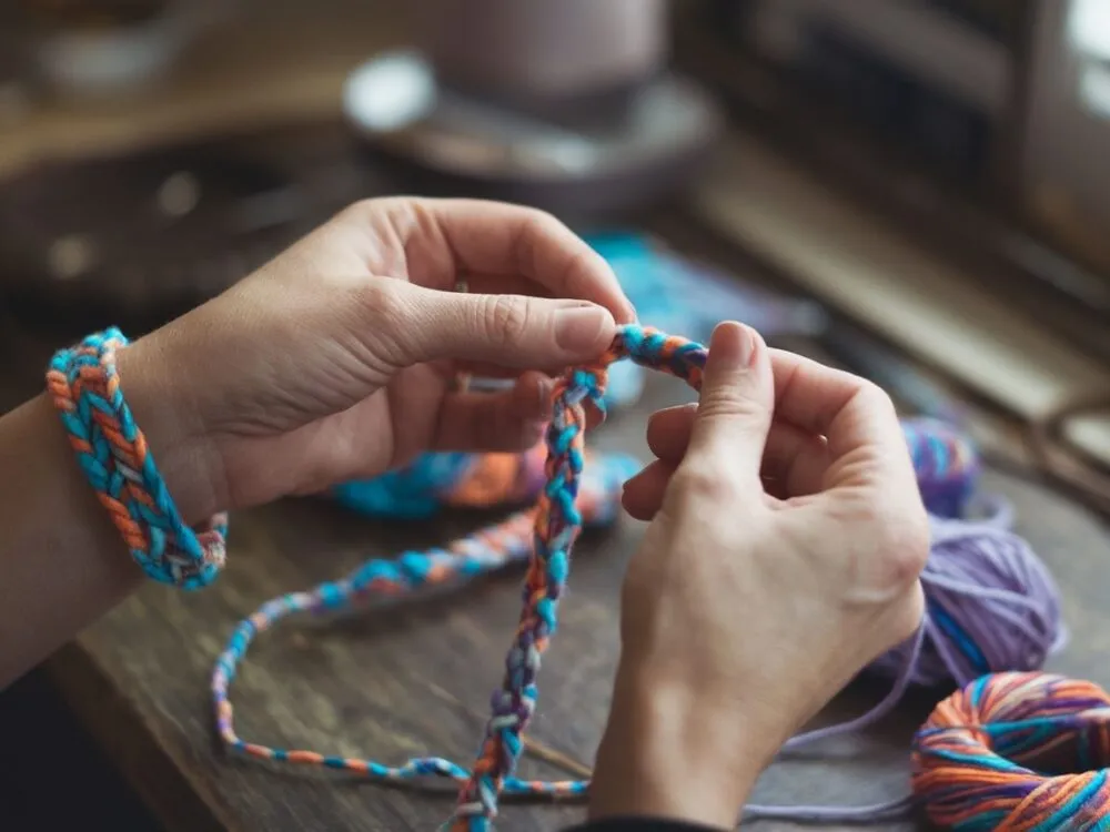 Zdjęcie Jak zrobić bransoletkę z włóczki - proste techniki i inspiracje