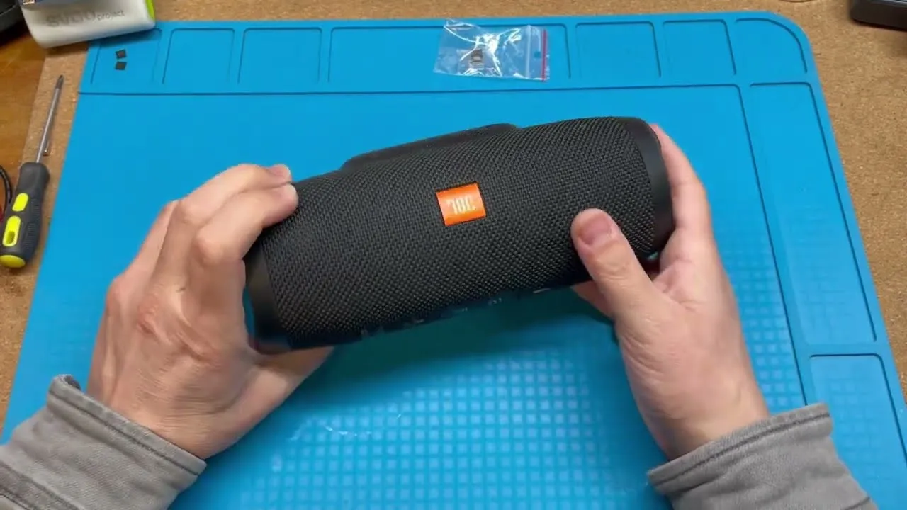 Zdjęcie Jak rozebrać głośnik JBL Charge 3 bez uszkodzeń - krok po kroku