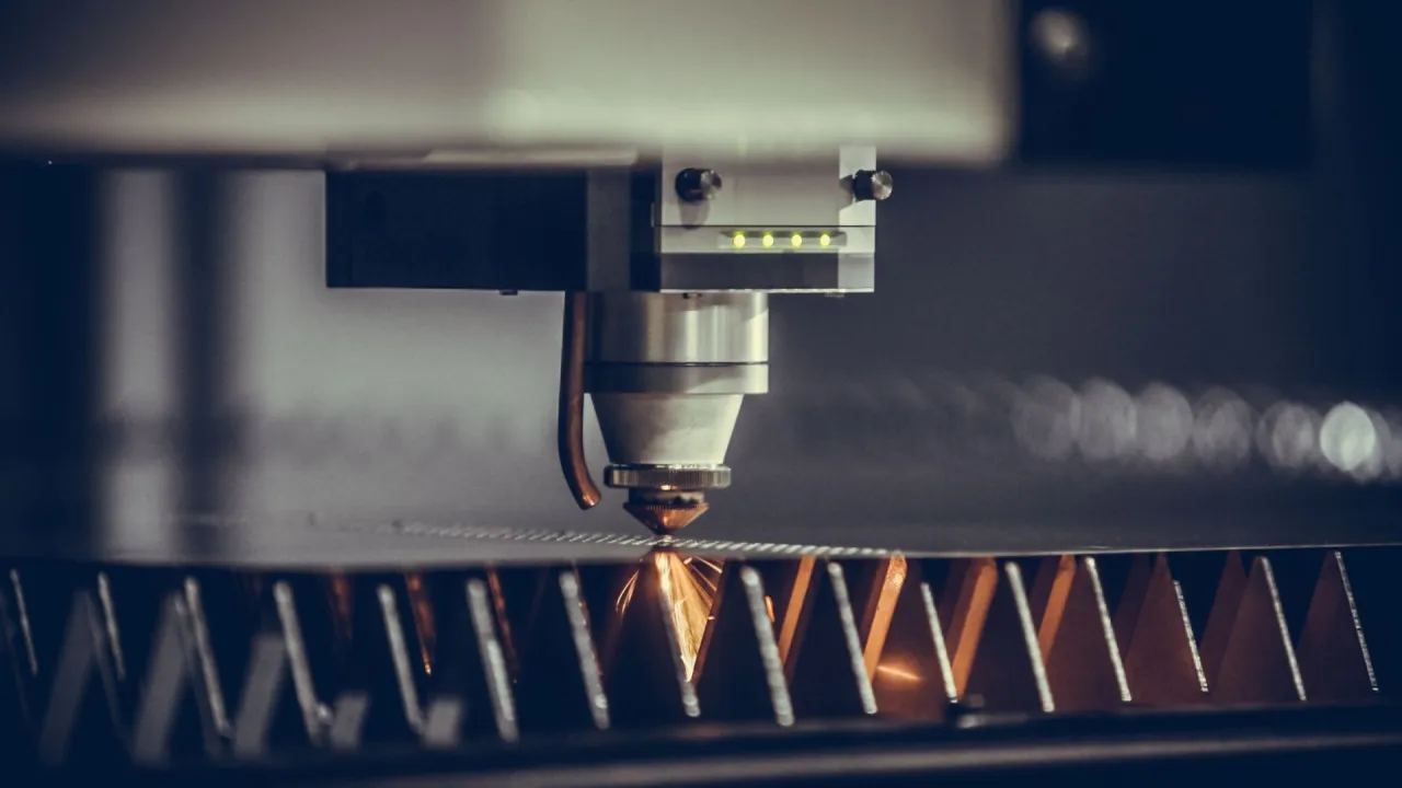 Zdjęcie Jak działa laser? Zrozumienie fizyki i tajników jego działania