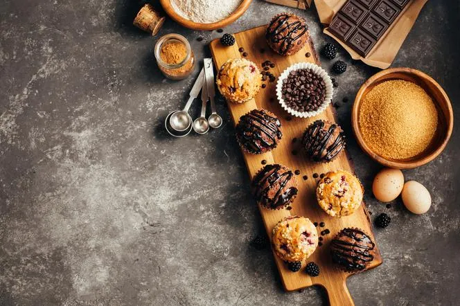 Zdjęcie Czy muffinki podawać w papilotkach? Oto zalety i wady tego wyboru